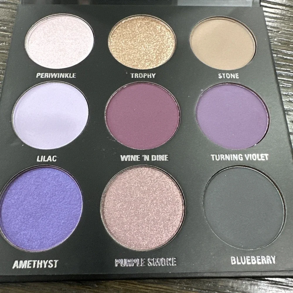 Kylie Jenner 9-Shade Pressed Powder Eyeshadow Palette‎ Matte